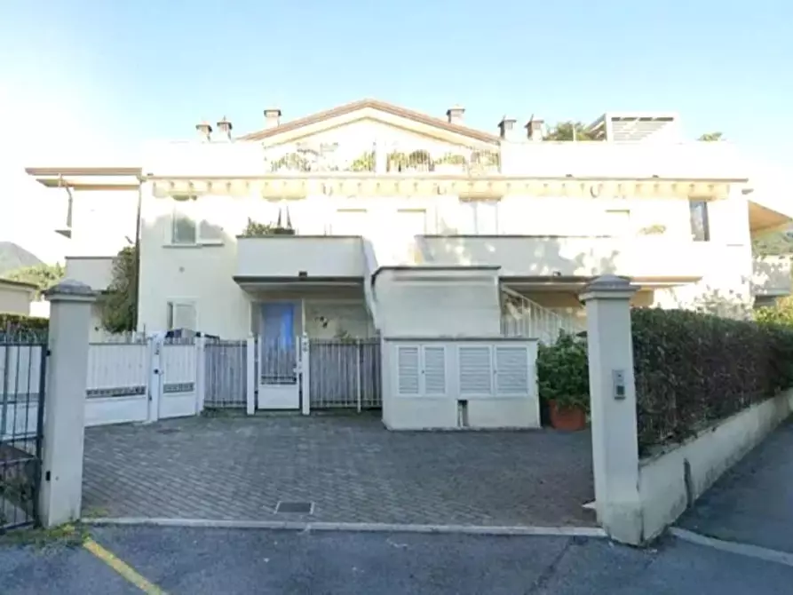 Immagine 1 di Appartamento in vendita  a Massa