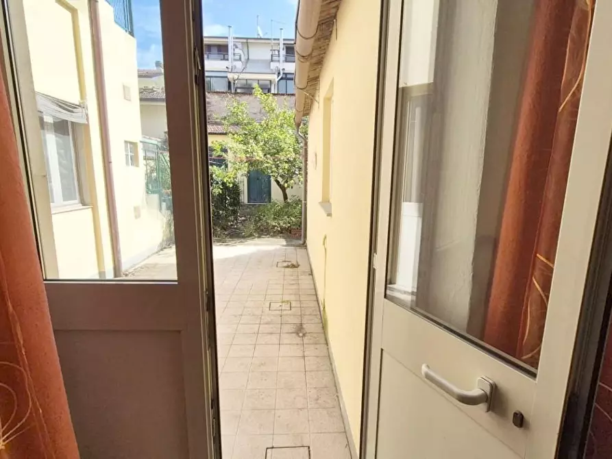 Immagine 9 di Appartamento in vendita  a Viareggio