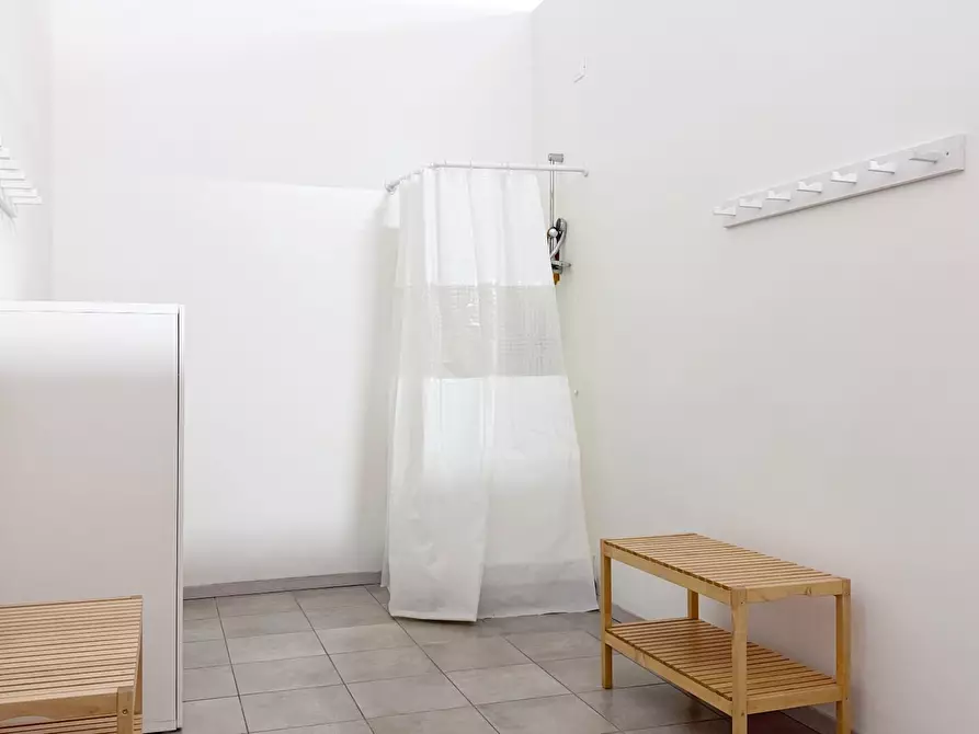 Immagine 12 di Locale commerciale in affitto  a Pontedera