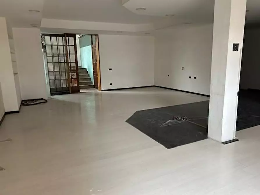 Immagine 1 di Locale commerciale in vendita  a Siena