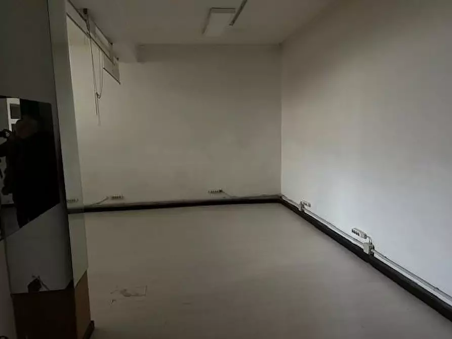 Immagine 2 di Locale commerciale in vendita  a Siena