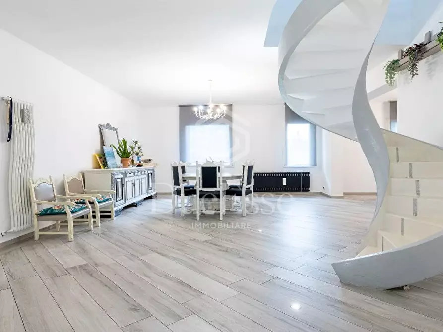 Immagine 6 di Villa in vendita  a Santa Maria A Monte