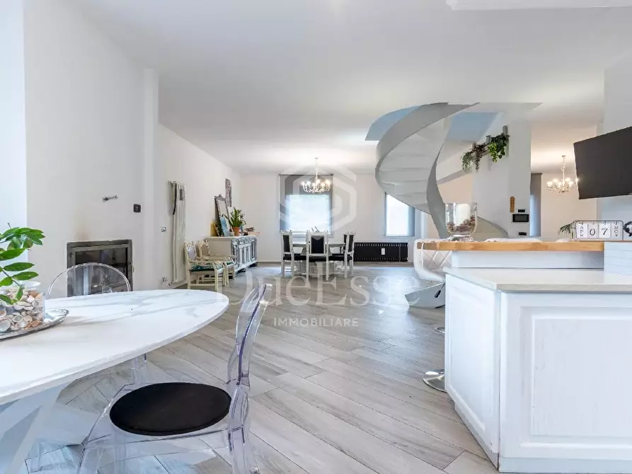 Immagine 11 di Villa in vendita  a Santa Maria A Monte