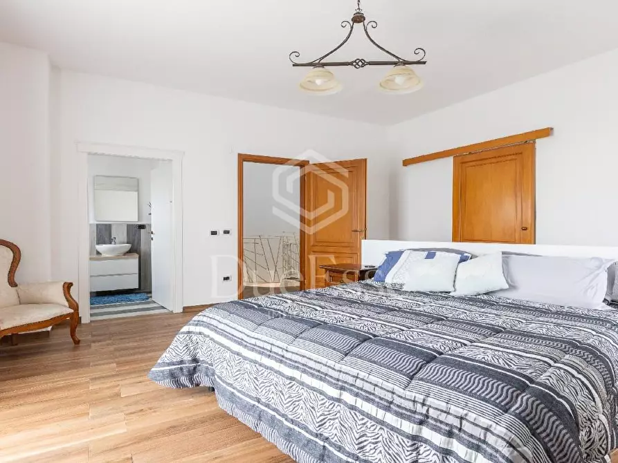 Immagine 17 di Villa in vendita  a Santa Maria A Monte