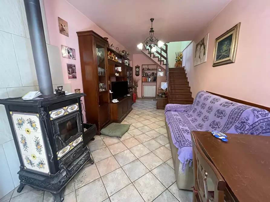 Immagine 1 di Porzione di casa in vendita  a Carrara