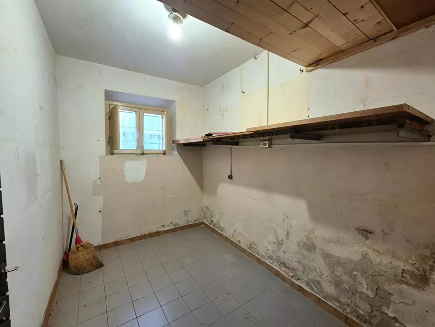 Immagine 21 di Appartamento in vendita  a Lucca