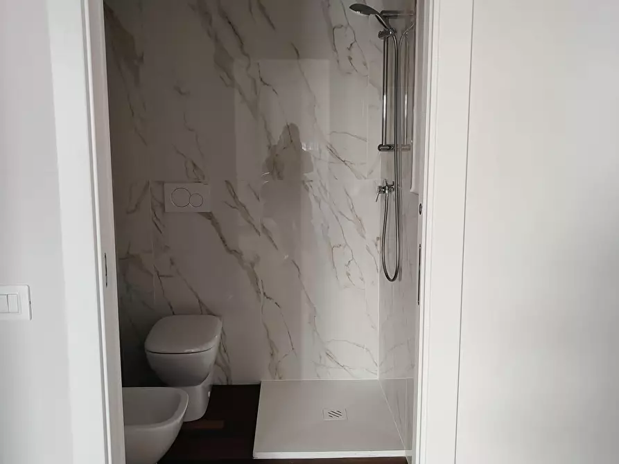 Immagine 10 di Appartamento in vendita  a Livorno