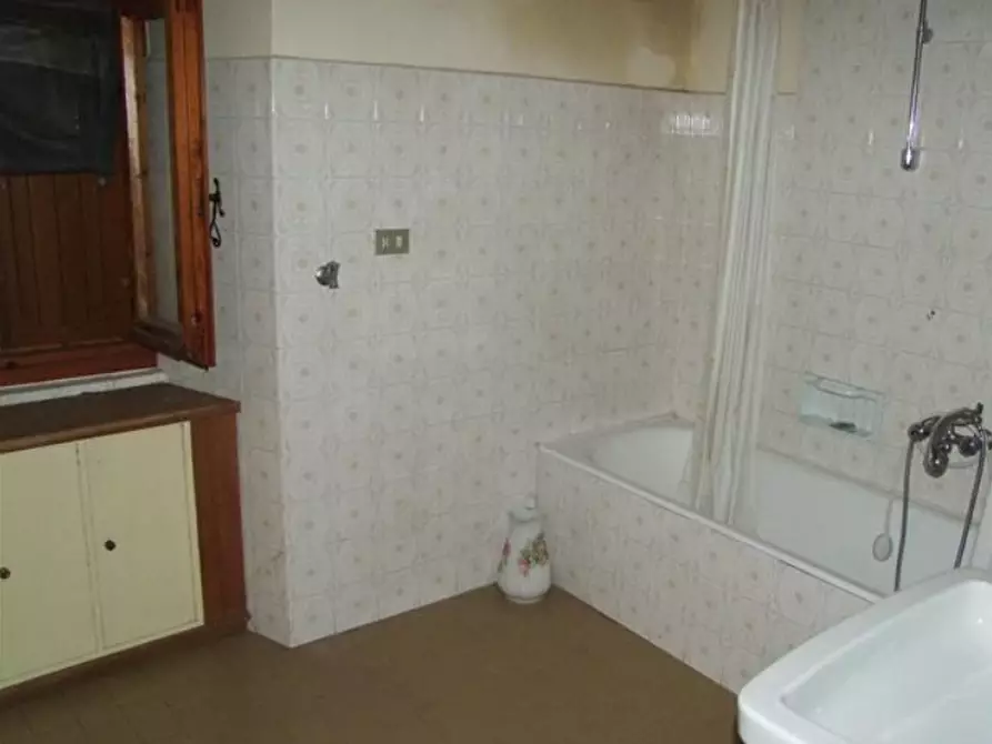 Immagine 9 di Villa in vendita  a Londa