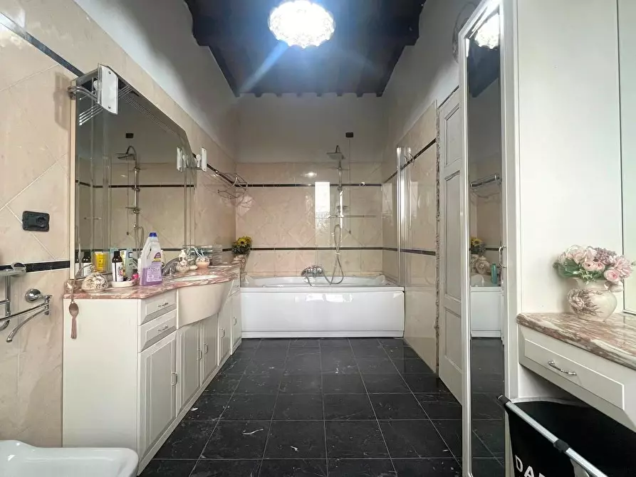 Immagine 14 di Appartamento in vendita  a Lucca