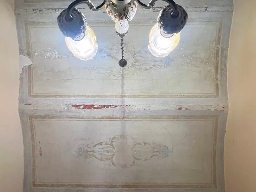 Immagine 16 di Appartamento in vendita  a Lucca