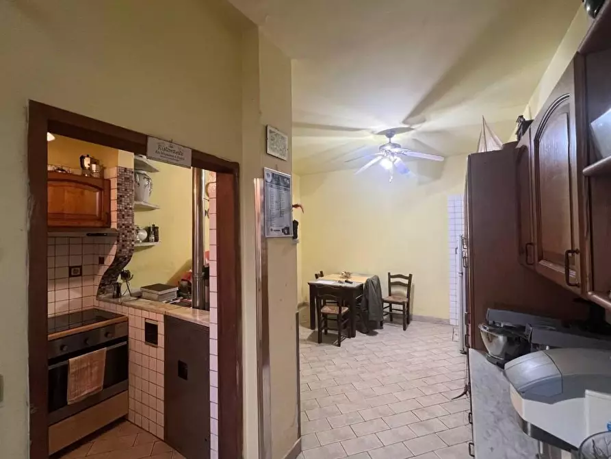 Immagine 10 di Appartamento in vendita  a Lucca