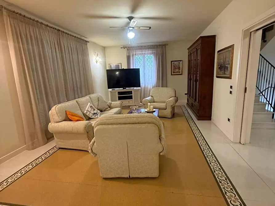 Immagine 4 di Villa in vendita  a Fucecchio