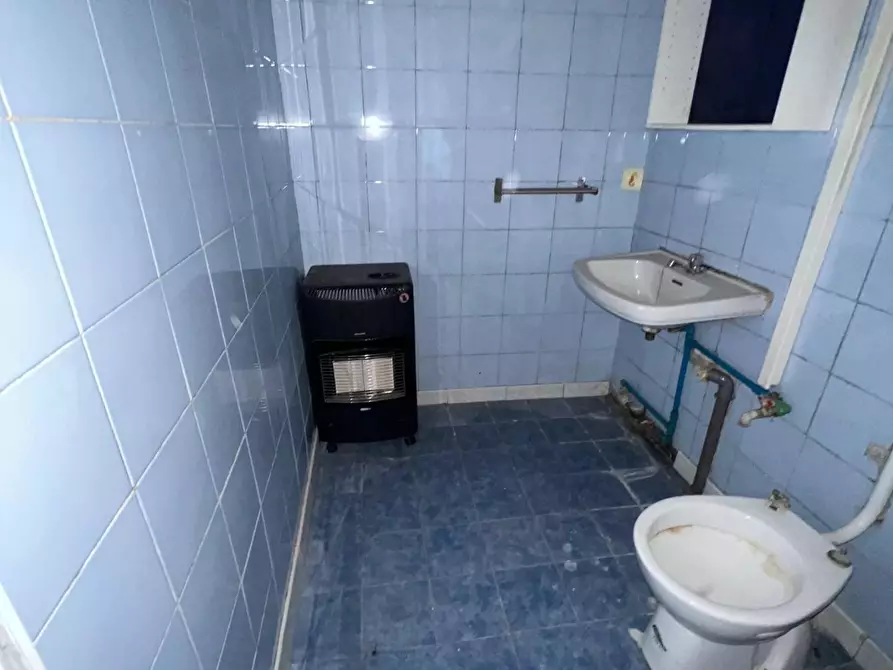 Immagine 5 di Locale commerciale in vendita  a Colle Di Val D'elsa