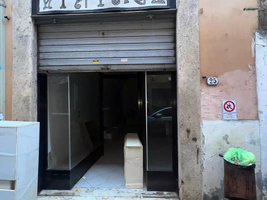 Immagine 2 di Locale commerciale in vendita  a Colle Di Val D'elsa