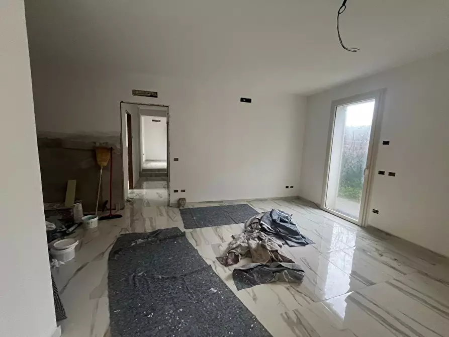 Immagine 2 di Villa in vendita  a Lucca