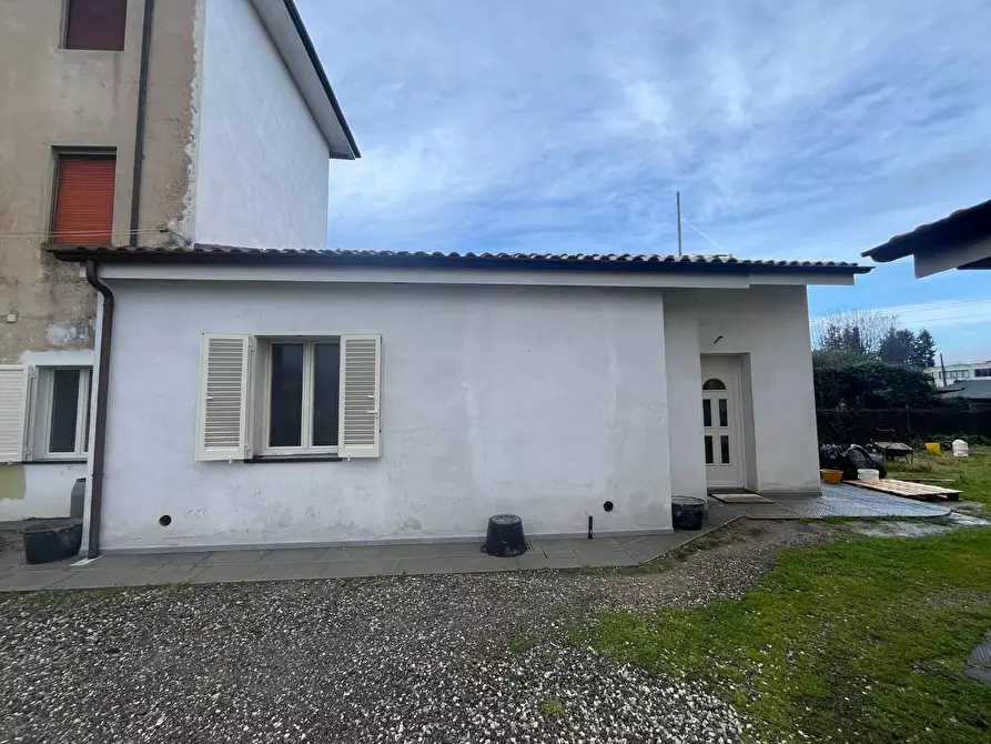 Immagine 11 di Villa in vendita  a Lucca