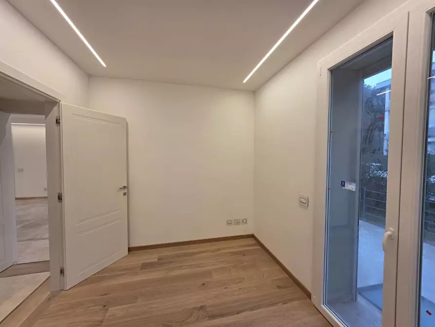 Immagine 18 di Appartamento in vendita  a Viareggio