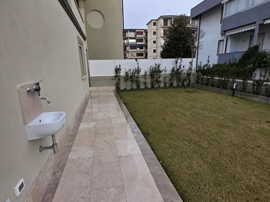 Immagine 12 di Appartamento in vendita  a Viareggio