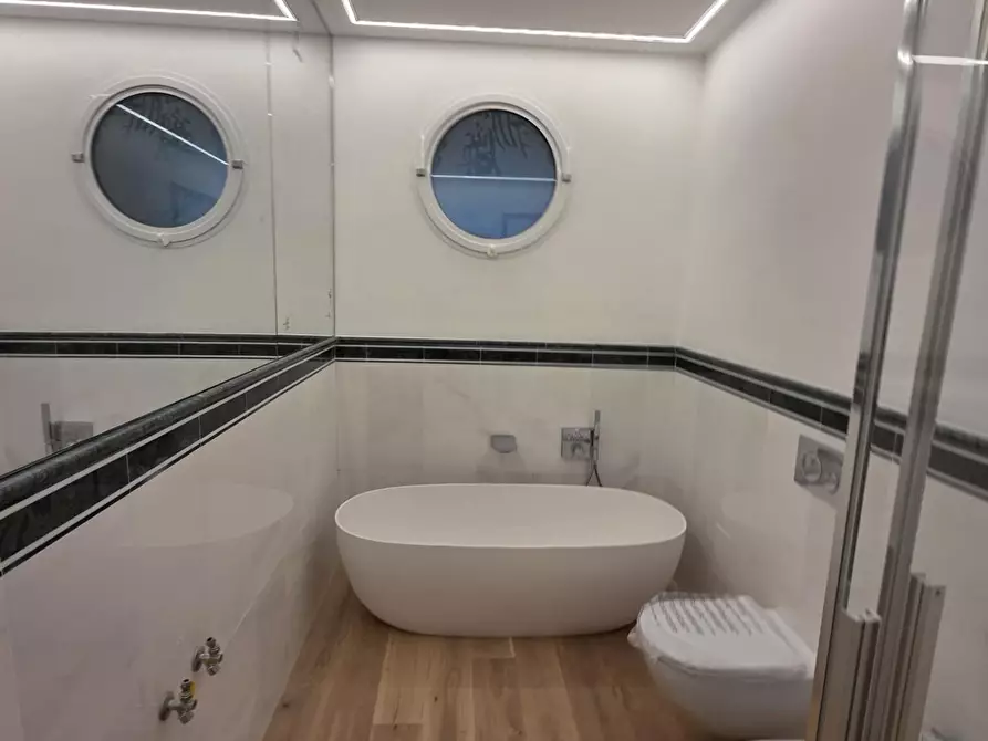 Immagine 27 di Appartamento in vendita  a Viareggio