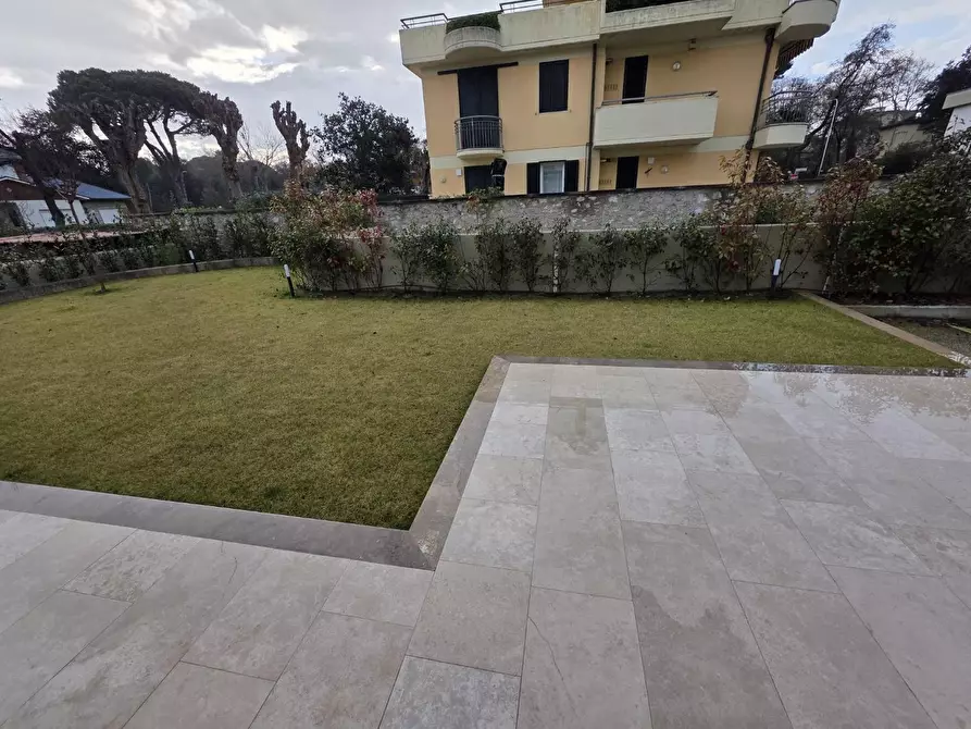 Immagine 14 di Appartamento in vendita  a Viareggio