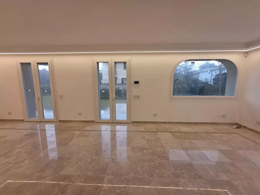 Immagine 9 di Appartamento in vendita  a Viareggio