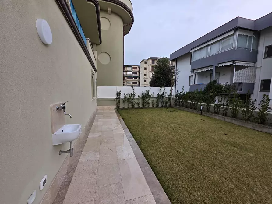 Immagine 10 di Appartamento in vendita  a Viareggio