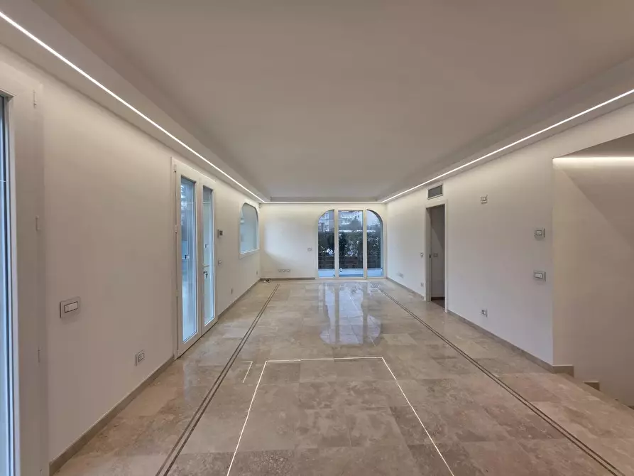 Immagine 8 di Appartamento in vendita  a Viareggio