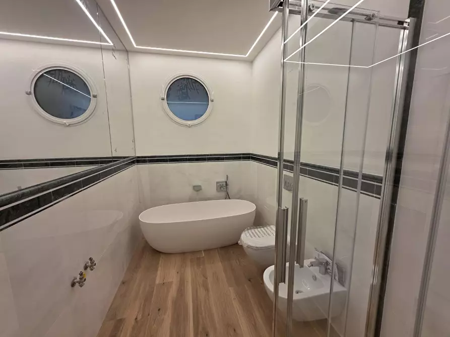 Immagine 28 di Appartamento in vendita  a Viareggio