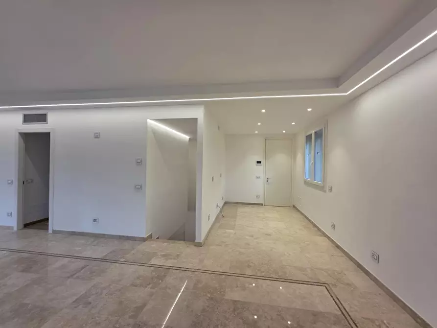 Immagine 4 di Appartamento in vendita  a Viareggio