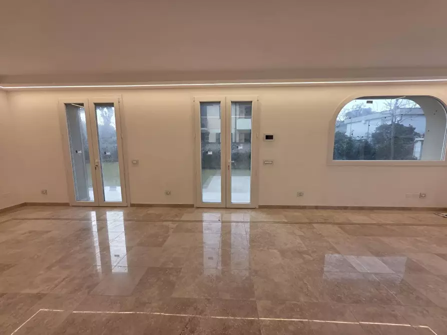 Immagine 3 di Appartamento in vendita  a Viareggio