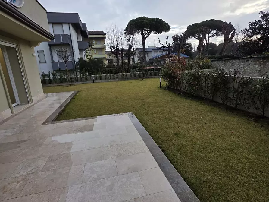 Immagine 13 di Appartamento in vendita  a Viareggio