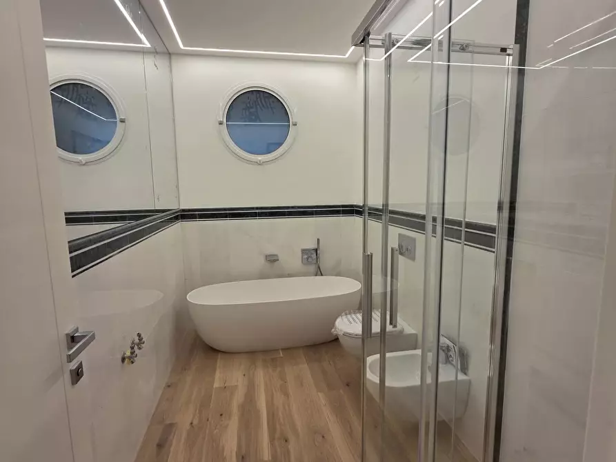 Immagine 29 di Appartamento in vendita  a Viareggio