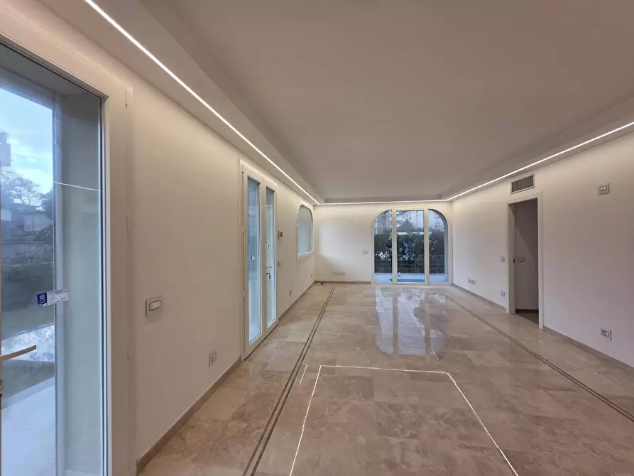 Immagine 2 di Appartamento in vendita  a Viareggio