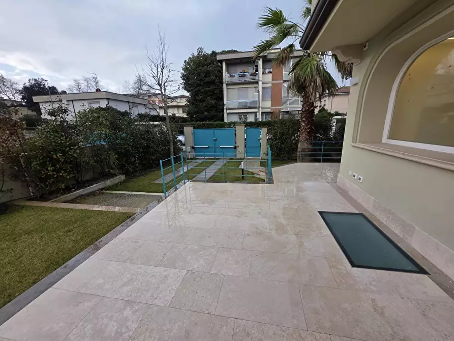 Immagine 1 di Appartamento in vendita  a Viareggio