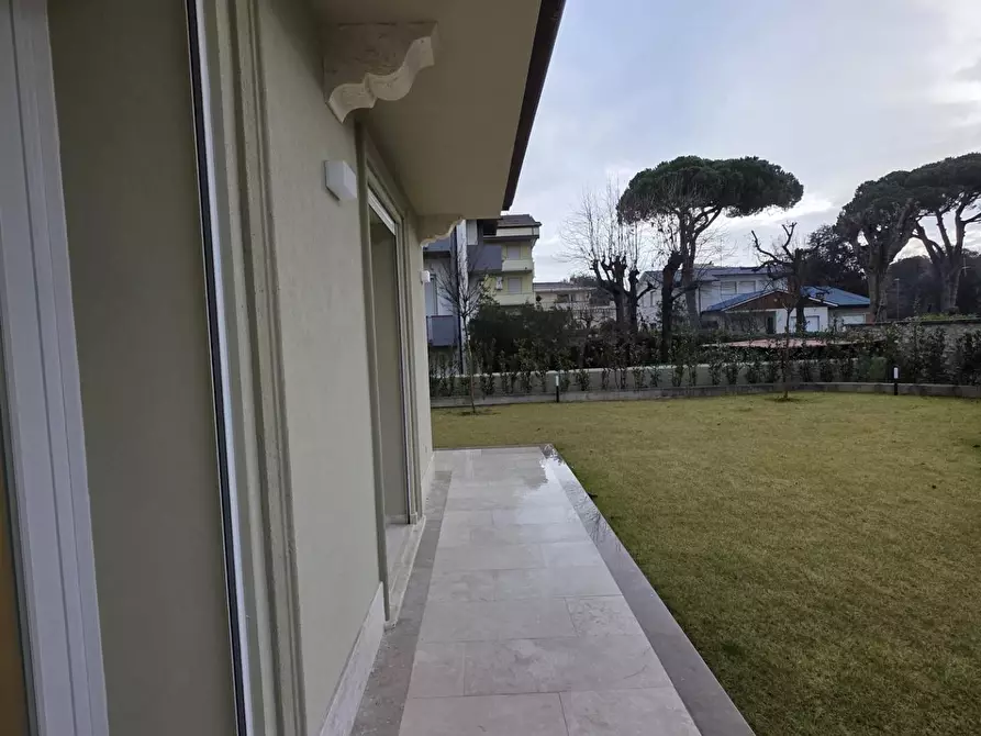 Immagine 11 di Appartamento in vendita  a Viareggio