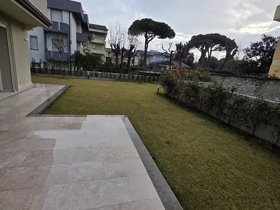 Immagine 15 di Appartamento in vendita  a Viareggio