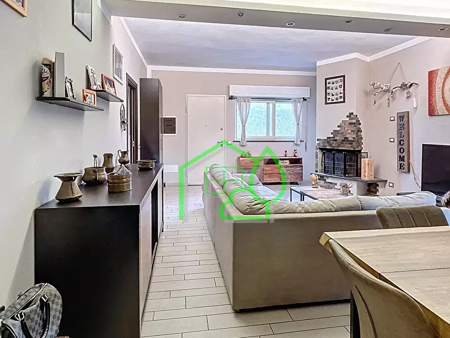 Immagine 11 di Appartamento in vendita  a Viareggio