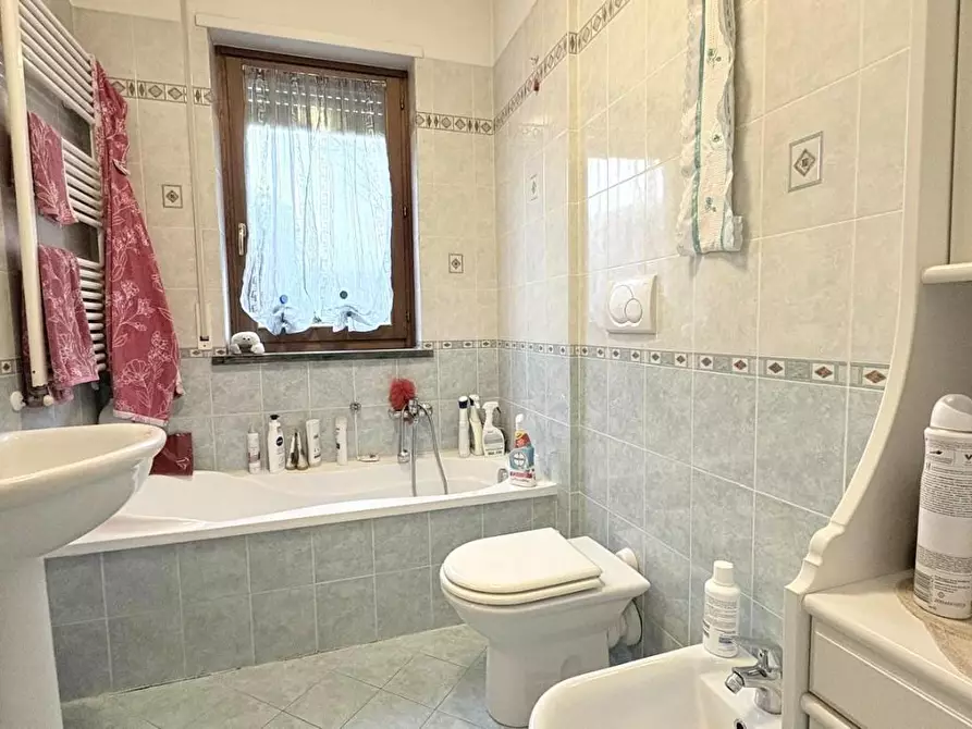 Immagine 13 di Appartamento in vendita  a Lucca