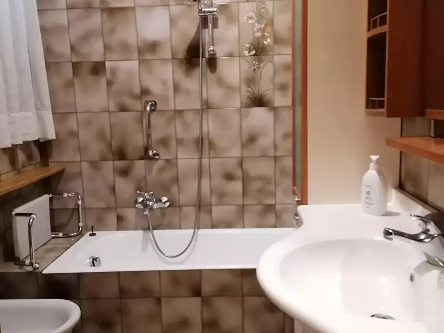 Immagine 19 di Appartamento in vendita  a Carrara