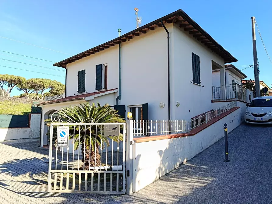 Immagine 2 di Villa in vendita  a Rosignano Marittimo