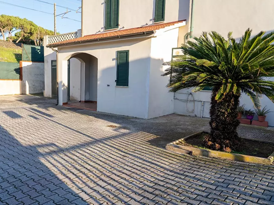 Immagine 1 di Villa in vendita  a Rosignano Marittimo