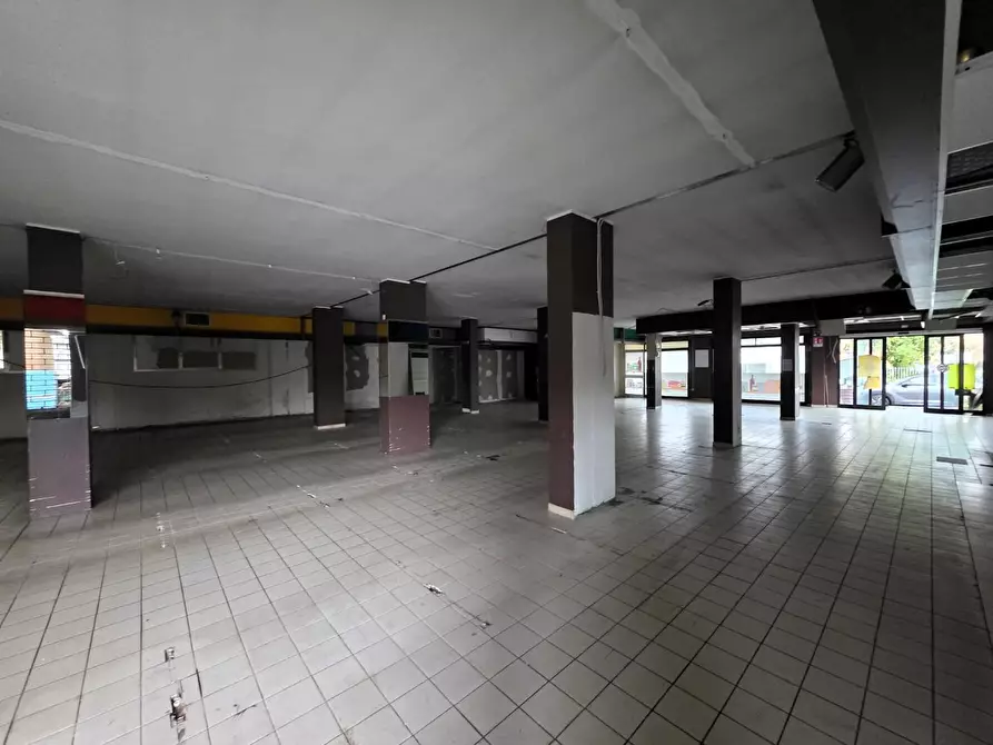 Immagine 4 di Locale commerciale in vendita  a Santa Croce Sull'arno