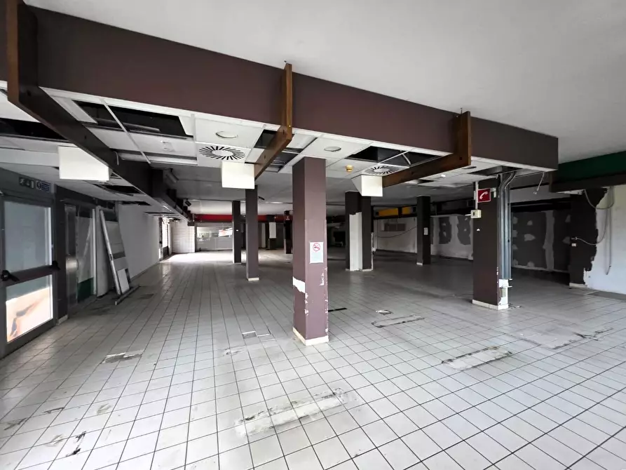 Immagine 2 di Locale commerciale in vendita  a Santa Croce Sull'arno