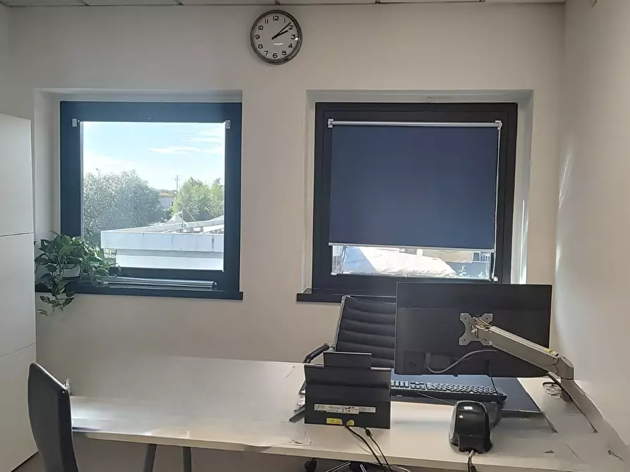 Immagine 13 di Ufficio in vendita  a Capannori