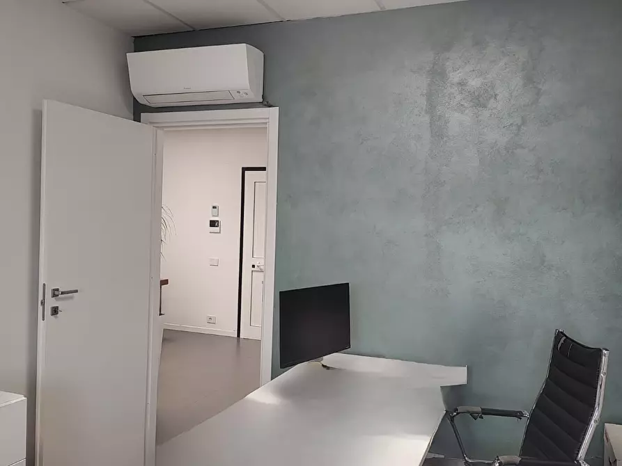 Immagine 14 di Ufficio in vendita  a Capannori