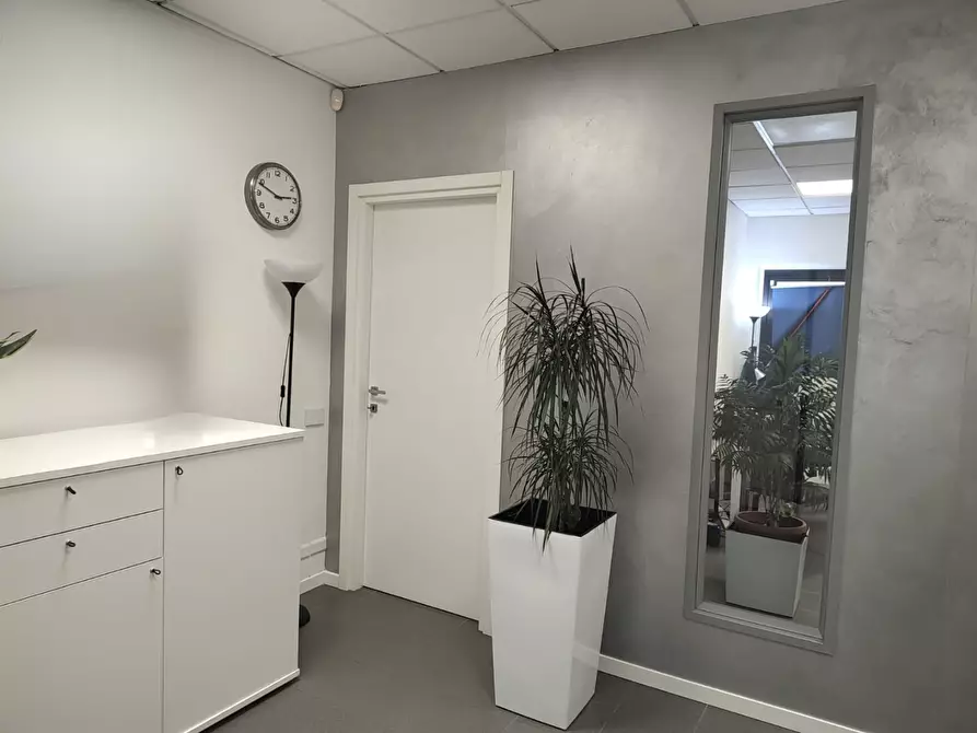 Immagine 12 di Ufficio in vendita  a Capannori