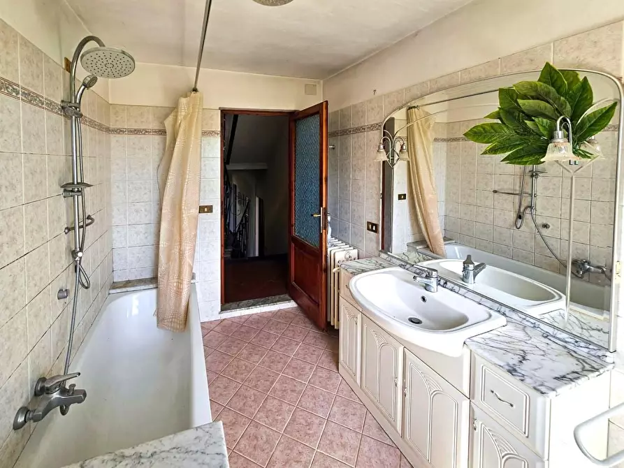 Immagine 17 di Villa in vendita  a Capannori