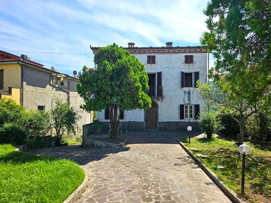 Immagine 1 di Villa in vendita  a Capannori