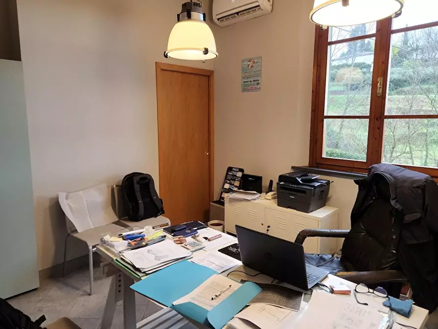 Immagine 2 di Negozio in affitto  a Santa Maria A Monte