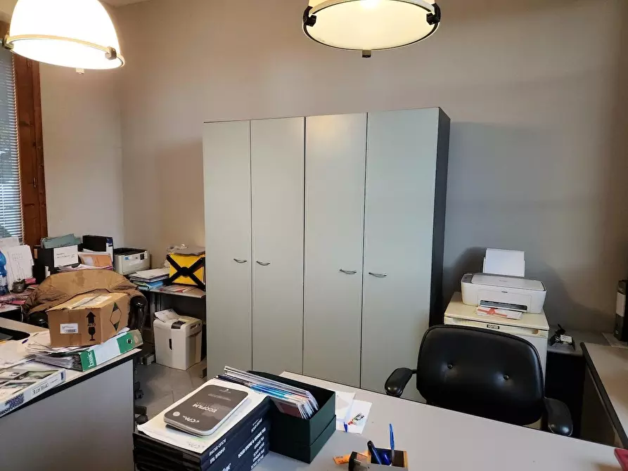 Immagine 4 di Negozio in affitto  a Santa Maria A Monte